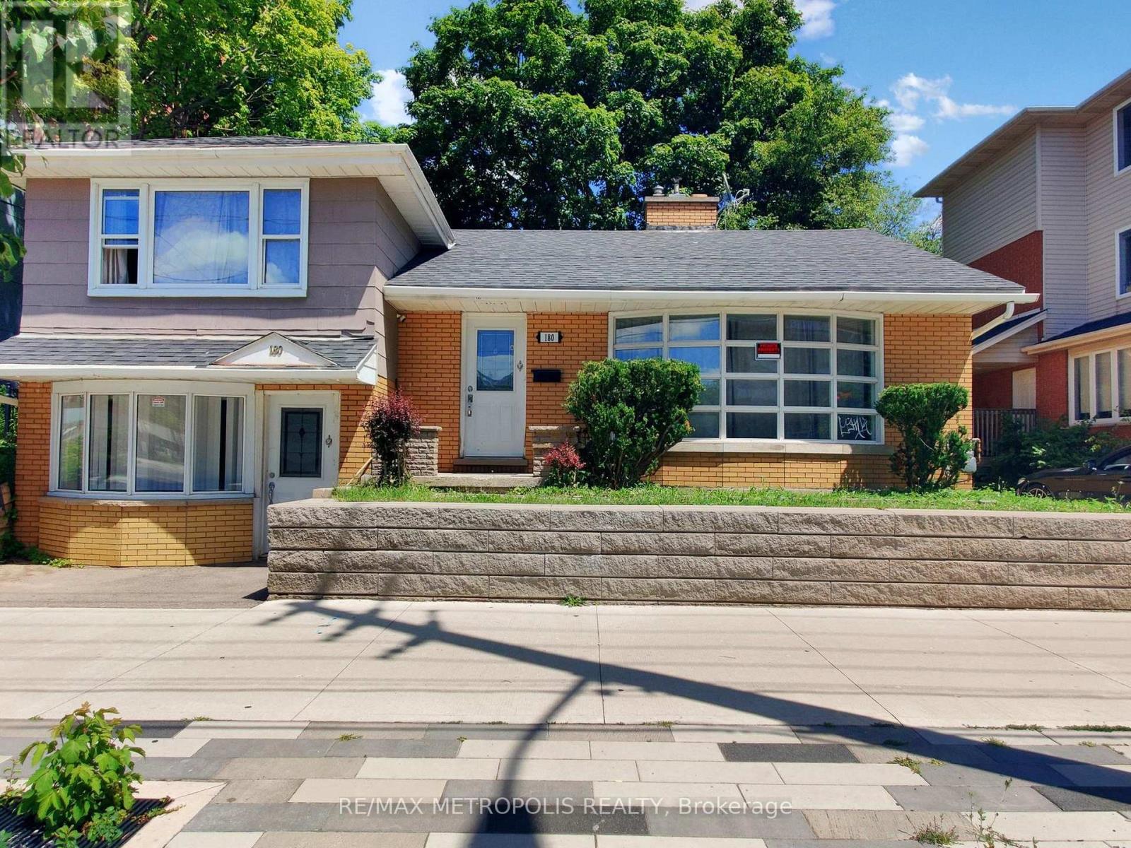 MLS® listing #29088223 for sale located at 180 KING STREET N