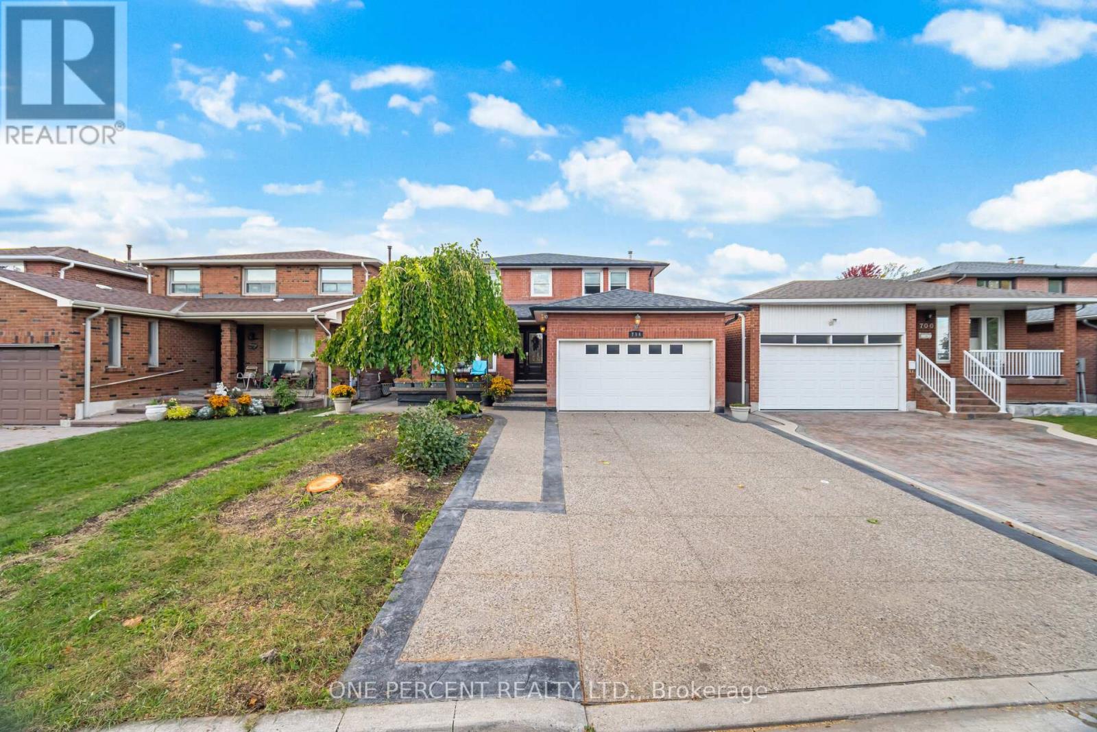 MLS® listing #29098233 for sale located at 704 BOOKHAM CRESCENT