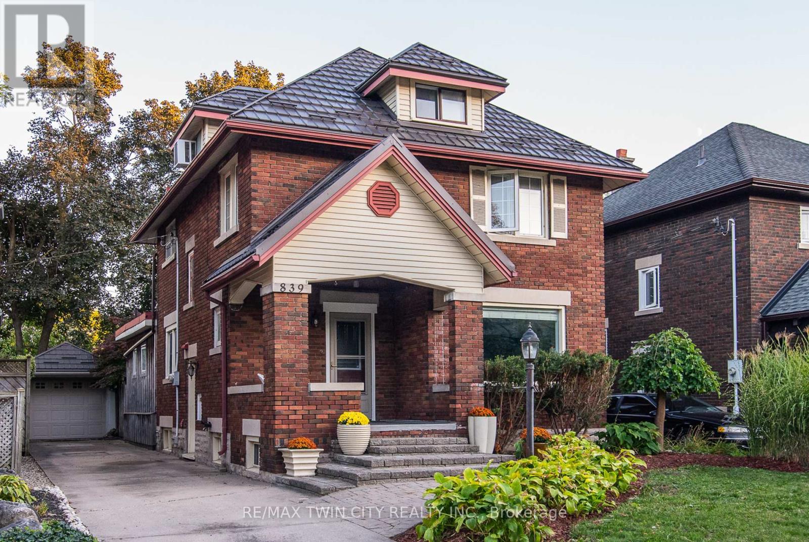 MLS® listing #29109310 for sale located at 839 QUEENS BOULEVARD