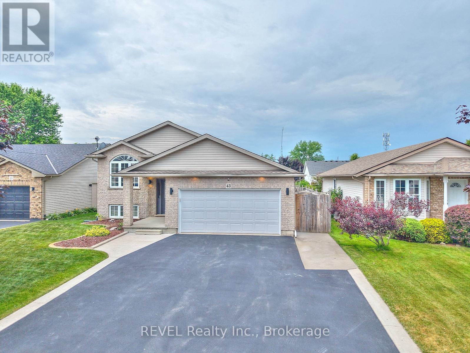 MLS® listing #29117745 for sale located at 43 ROCHELLE CRESCENT