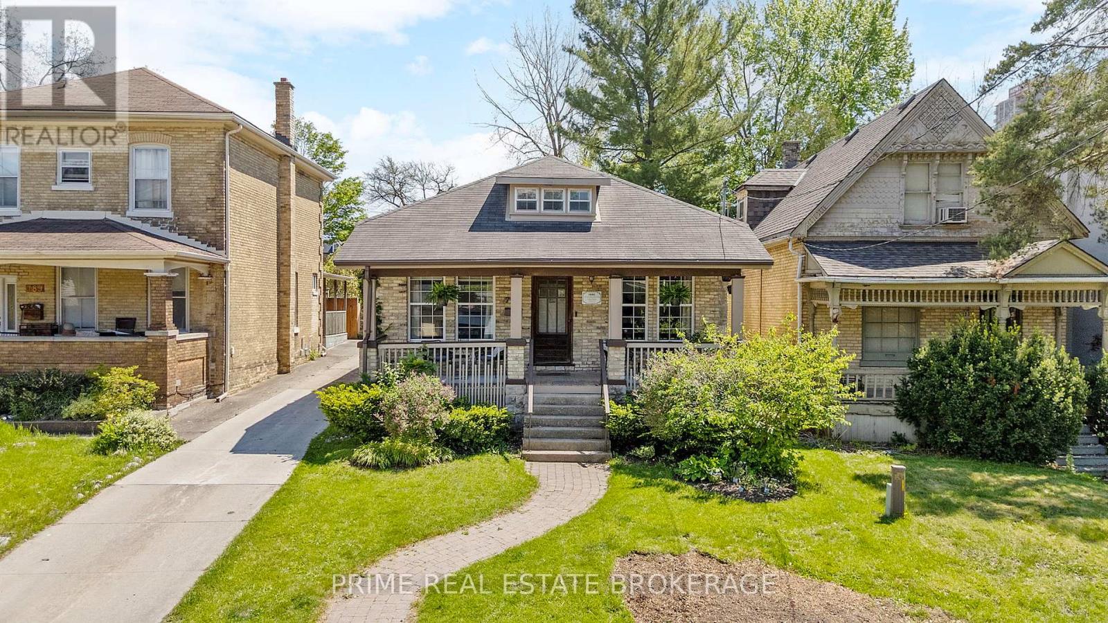 MLS® listing #29118039 for sale located at 785 QUEENS AVENUE