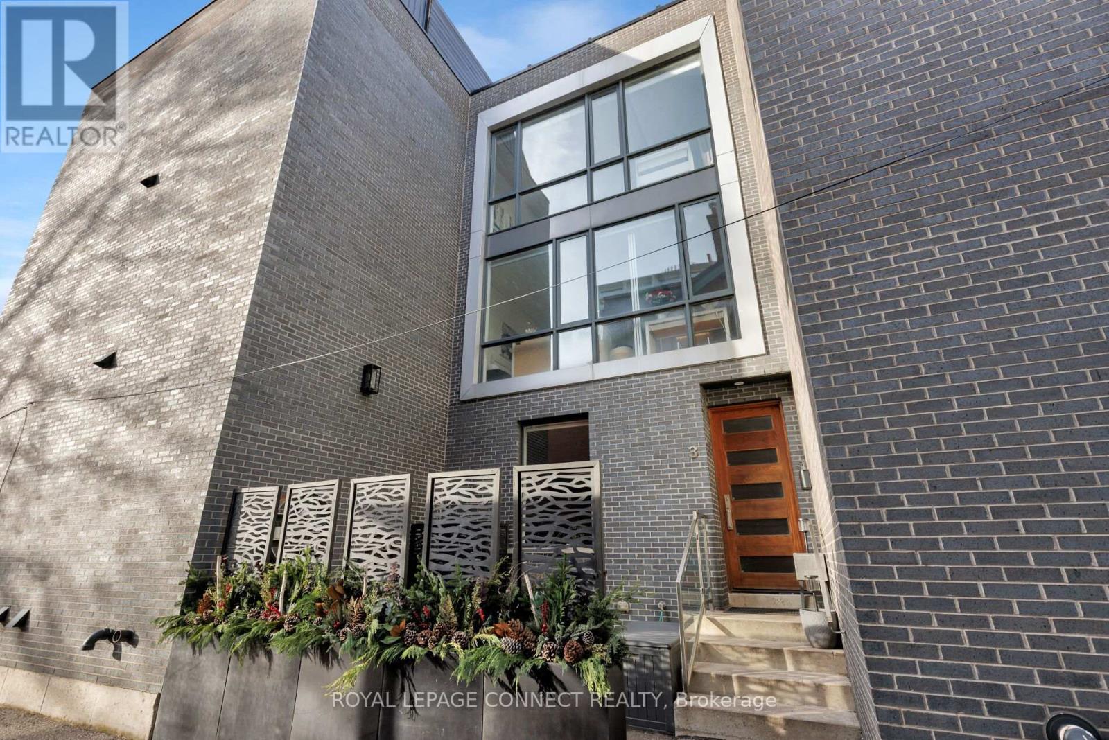 MLS® listing #29137288 for sale located at TH3 - 126 SPADINA ROAD