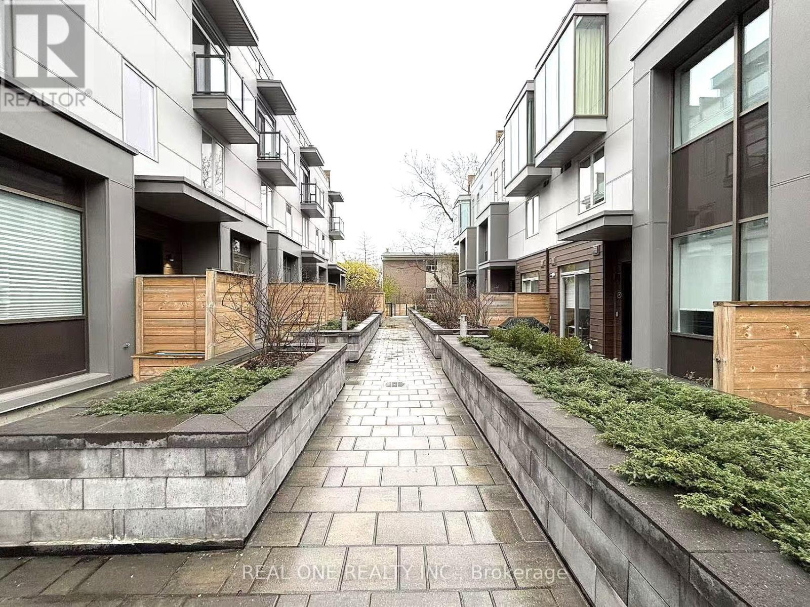 MLS® listing #29138273 for sale located at 3 - 35 DERVOCK CRESCENT