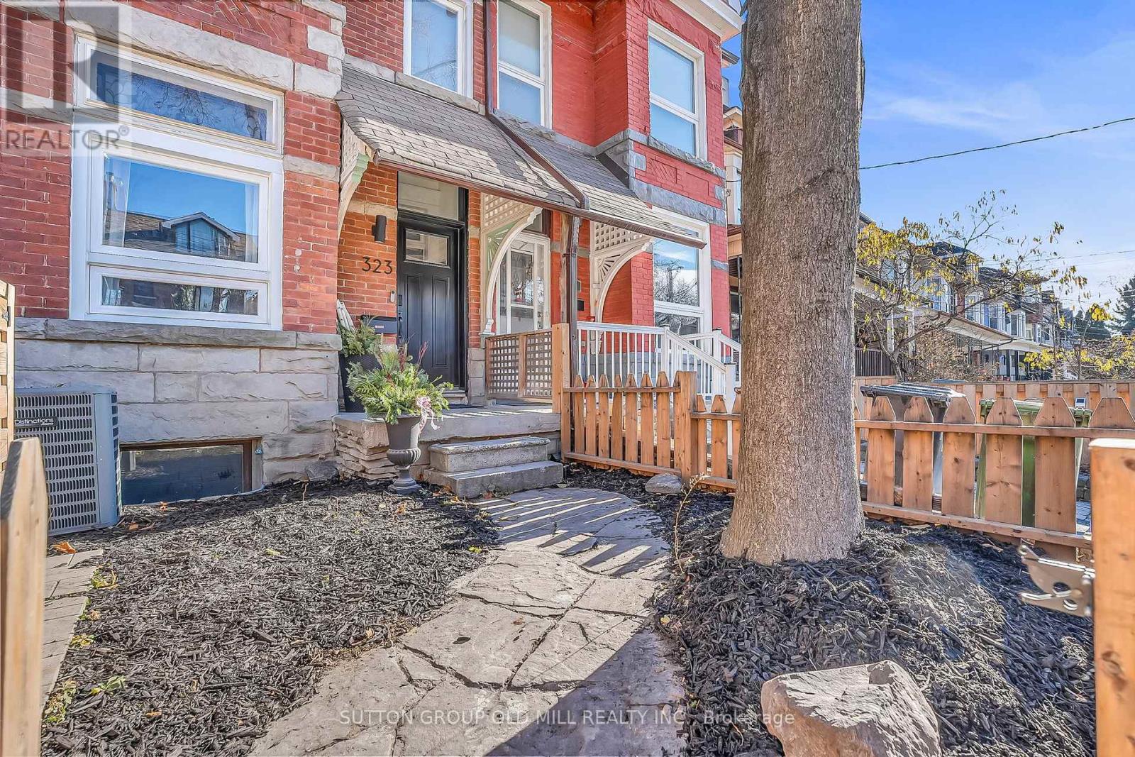 MLS® listing #29139086 for sale located at 323 CLINTON STREET