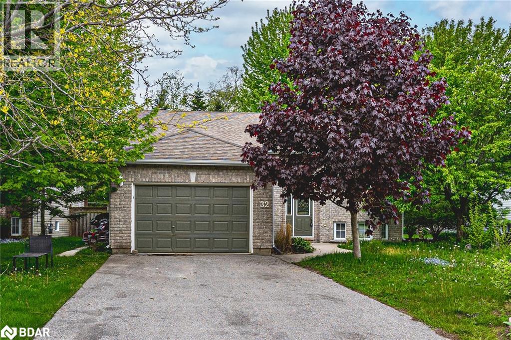 MLS® listing #29150707 for sale located at 32 54TH STREET SOUTH Unit# Upper