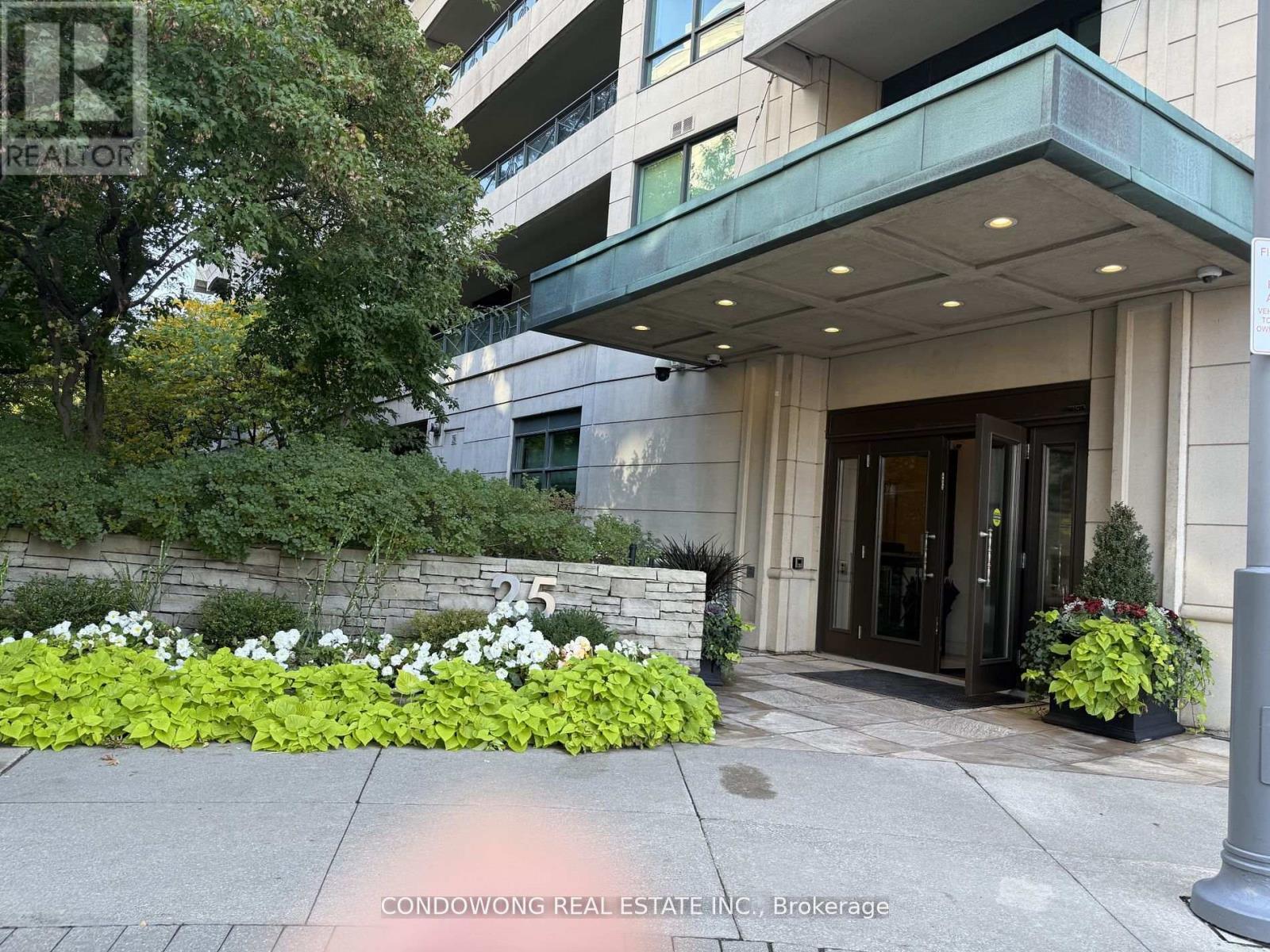 MLS® listing #29156989 for sale located at 906 - 25 SCRIVENER SQUARE