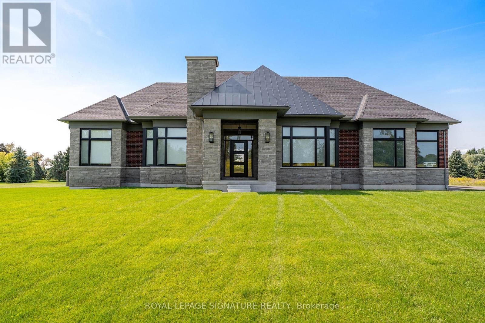 MLS® listing #29158237 for sale located at 10 FRANKLIN CRESCENT