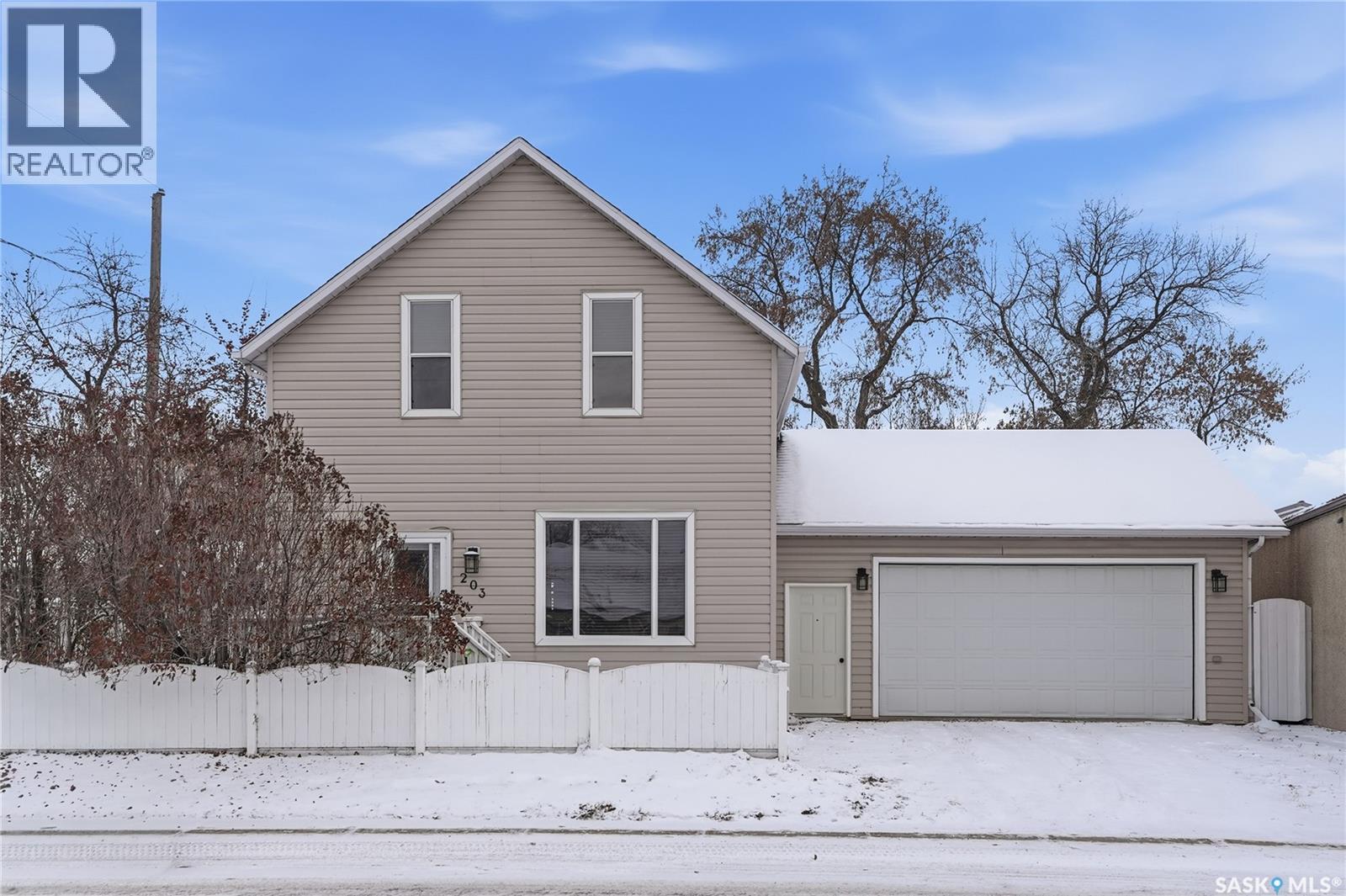 MLS® listing #29158270 for sale located at 203 6th AVENUE S