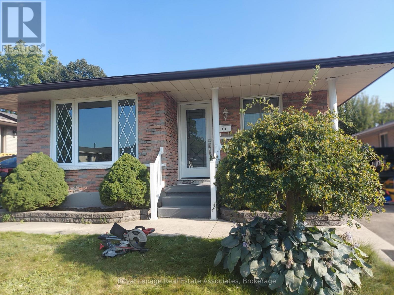 MLS® listing #29158315 for sale located at MAIN - 86 OVERLEA CRESCENT