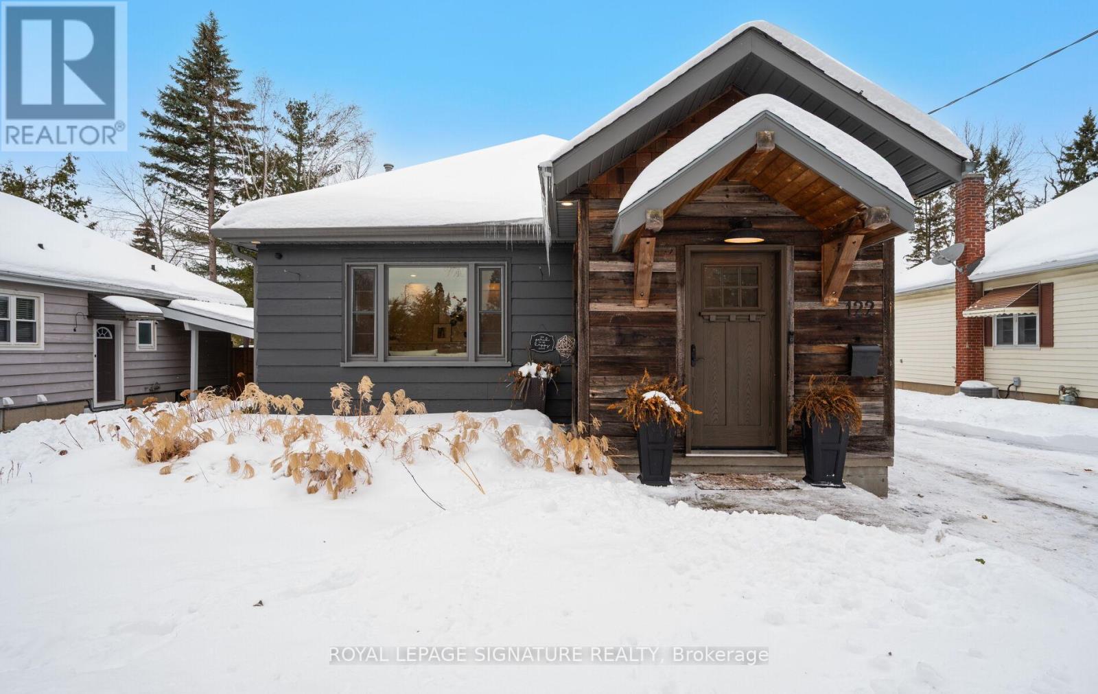 MLS® listing #29173716 for sale located at 122 QUEEN STREET