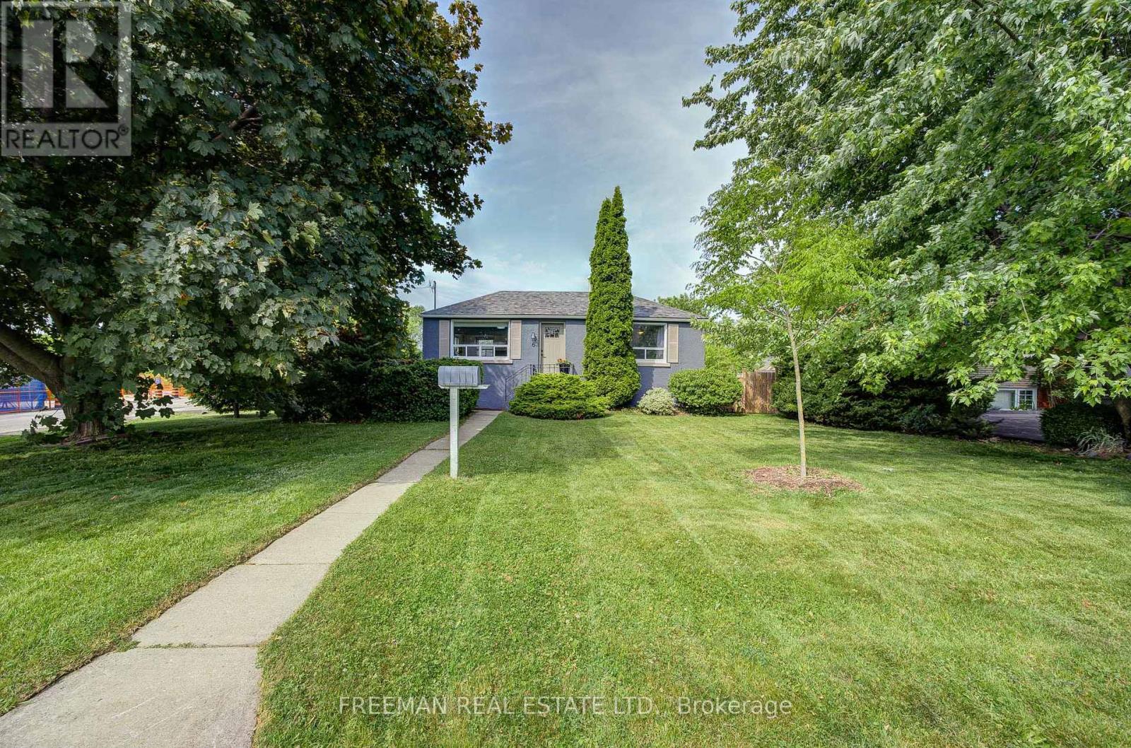 MLS® listing #29174596 for sale located at 6 LLOYD GEORGE AVENUE