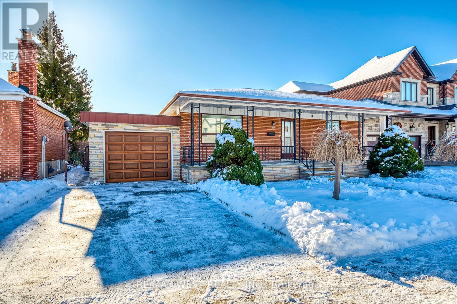 MLS® listing #29182970 for sale located at 709 GLENGROVE AVENUE