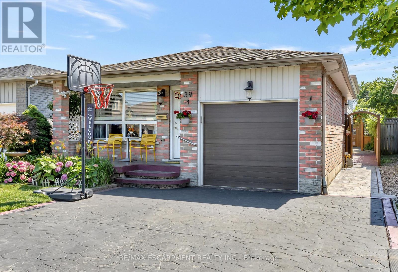 MLS® listing #29185343 for sale located at 39 MARILYN COURT