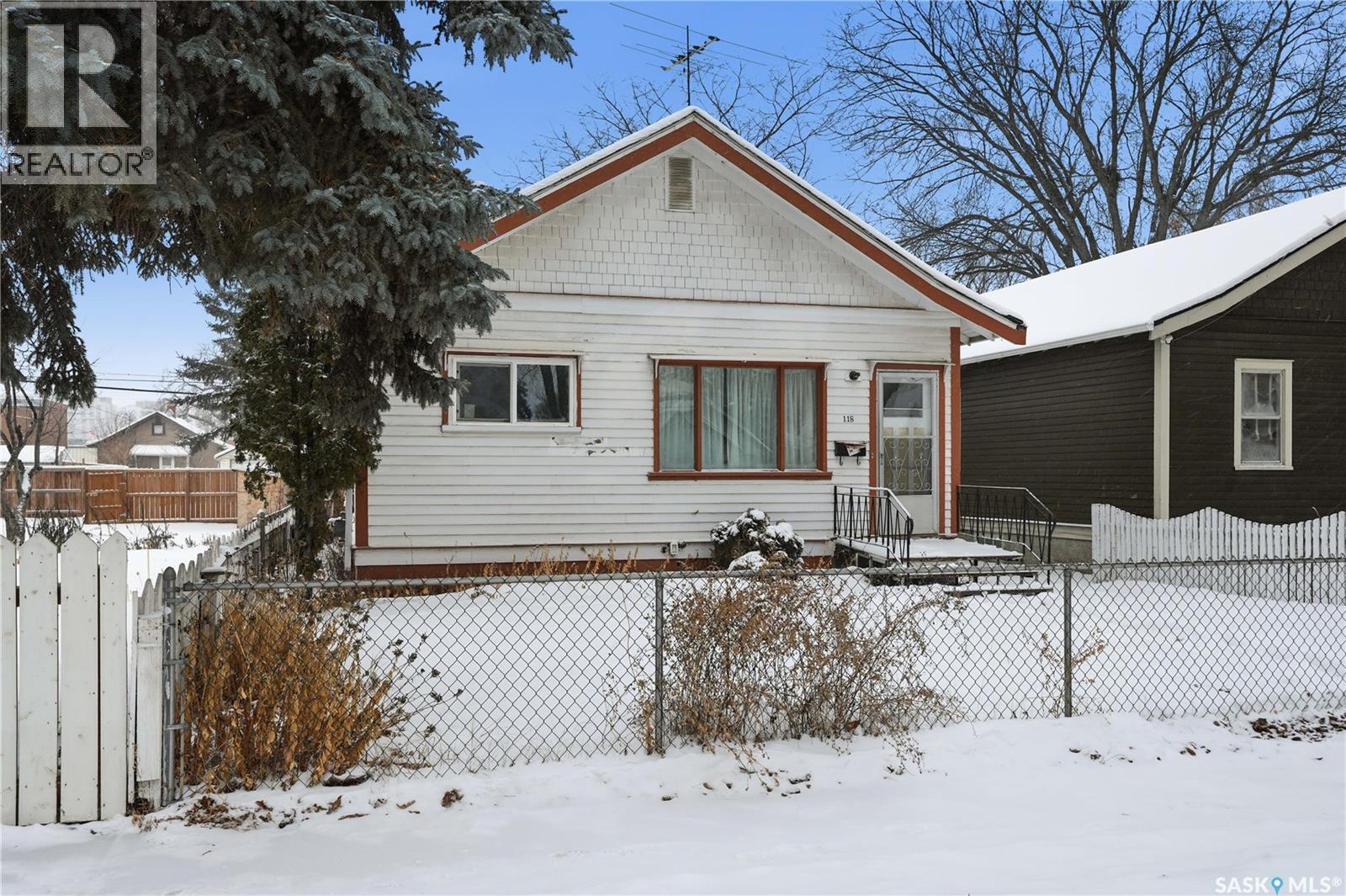 MLS® listing #29185618 for sale located at 118 E AVENUE S