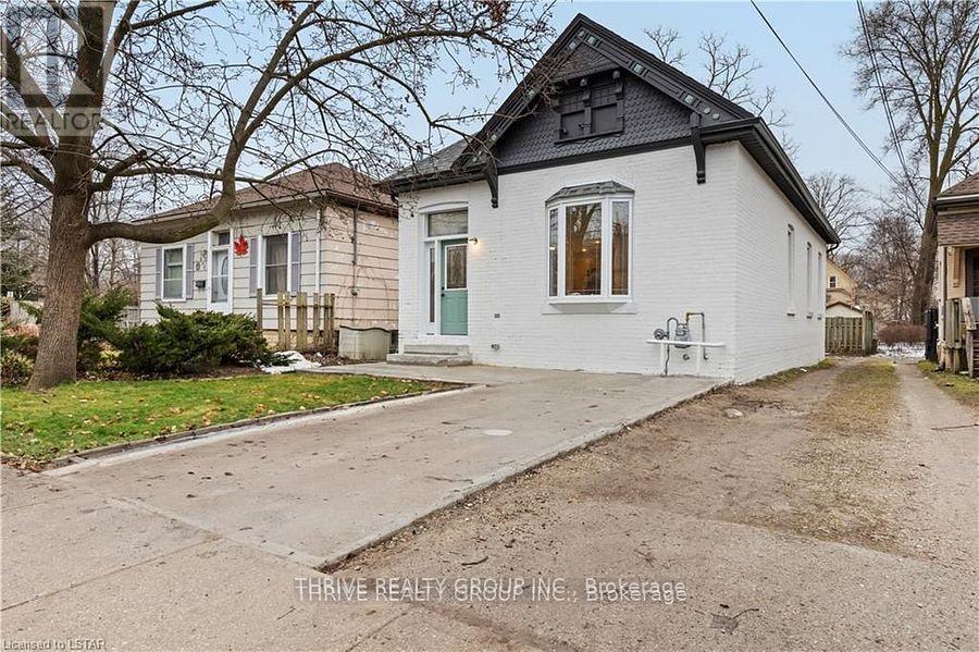 MLS® listing #29186788 for sale located at 888 QUEENS AVENUE