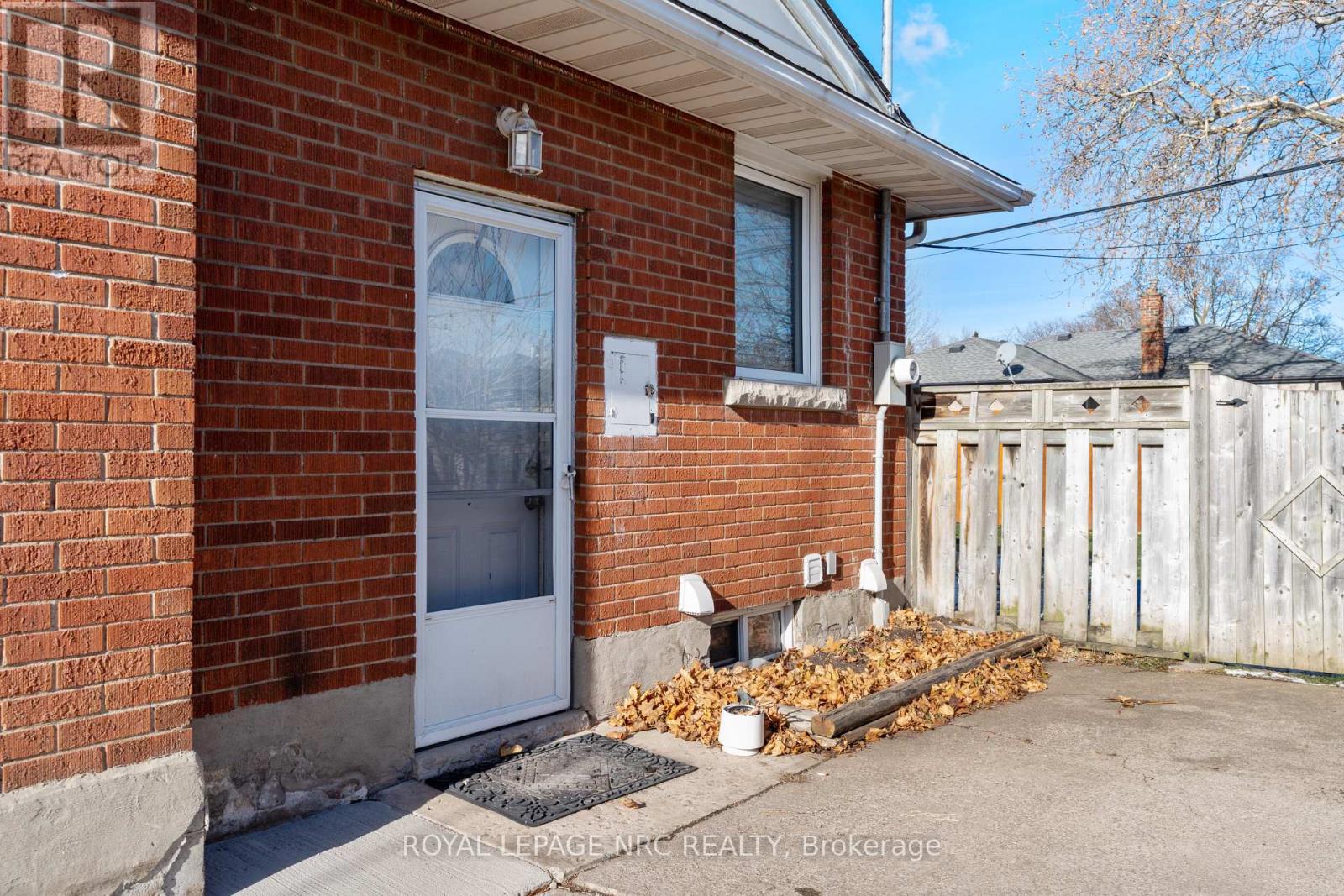 MLS® listing #29191315 for sale located at LOWER - 11 BROADMORE AVENUE