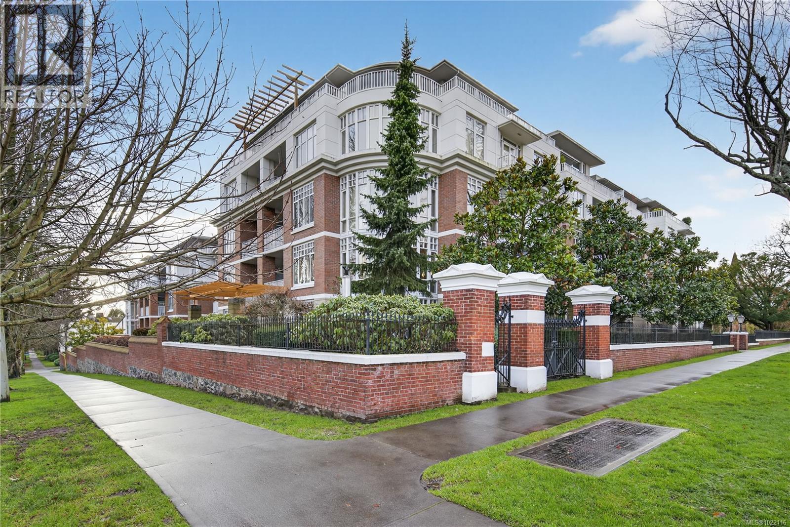 MLS® listing #29196636 for sale located at 415 999 Burdett Ave