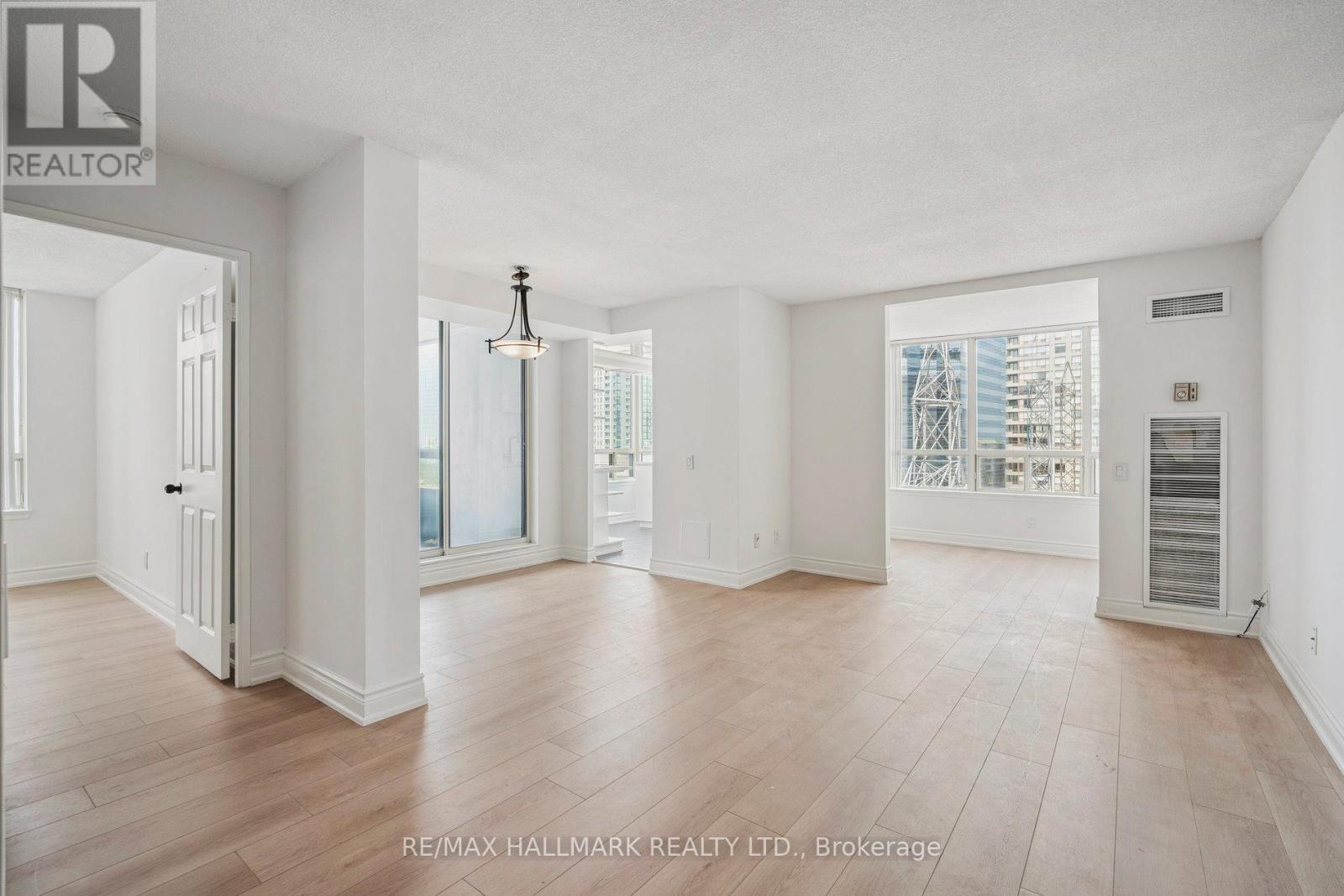 MLS® listing #29197787 for sale located at 1214 - 7 BISHOP AVENUE