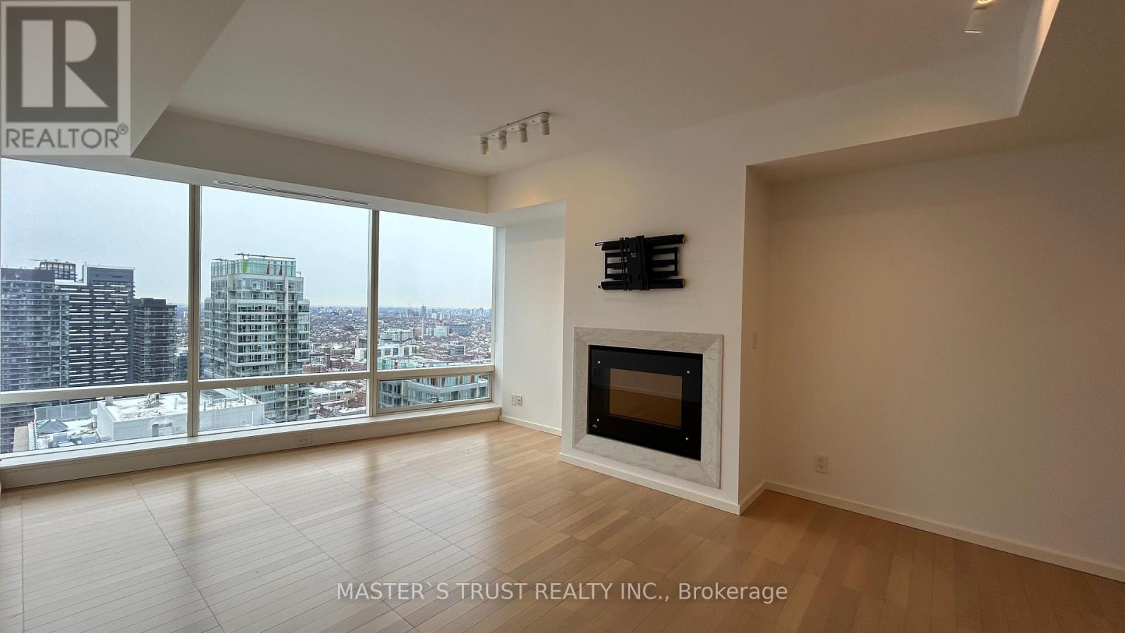 MLS® listing #29204146 for sale located at 4104 - 180 UNIVERSITY AVENUE