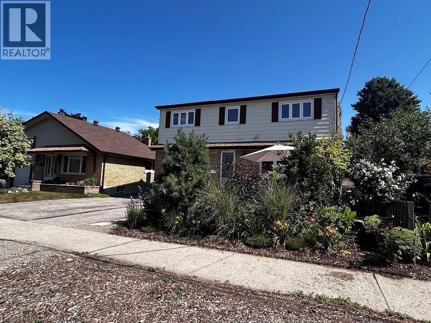 MLS® listing #29215317 for sale located at 476 PROSPECT Avenue Unit# UPPER