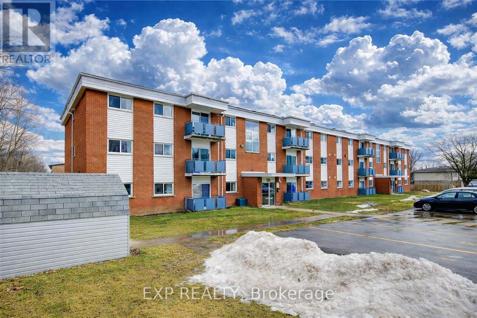 MLS® listing #29221942 for sale located at 8 - 527 PARKSIDE DRIVE