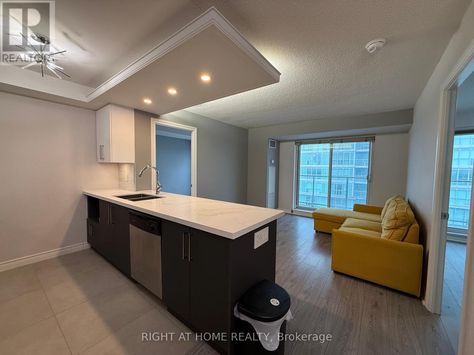 MLS® listing #29238957 for sale located at PH3503 - 70 TOWN CENTRE COURT