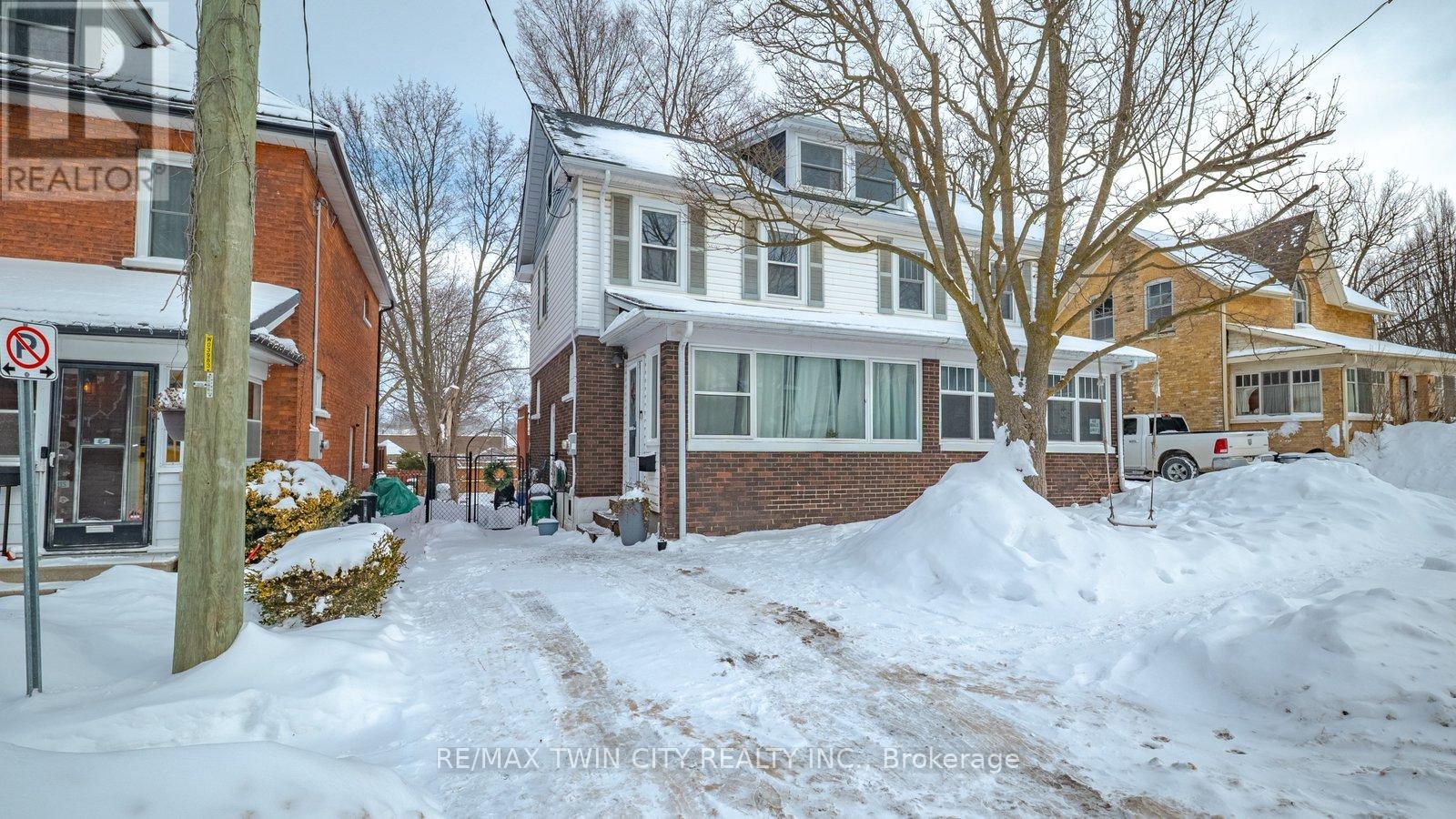 MLS® listing #29269793 for sale located at 2 - 48 BEALE STREET