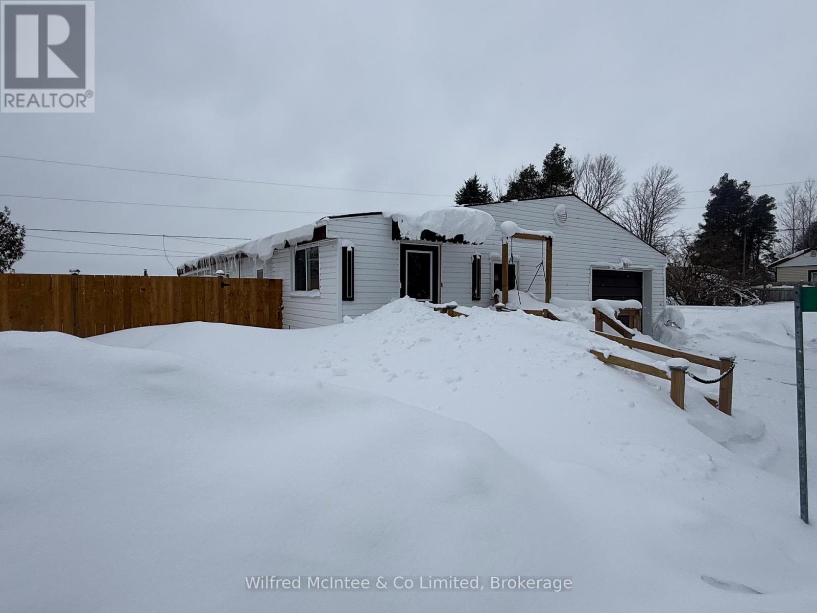 MLS® listing #29278275 for sale located at 23 BLUEJAY COURT