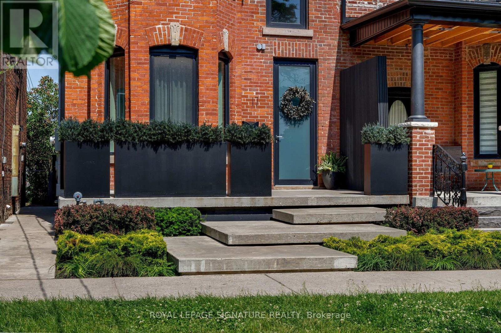 MLS® listing #29280506 for sale located at 17 LAKEVIEW AVENUE