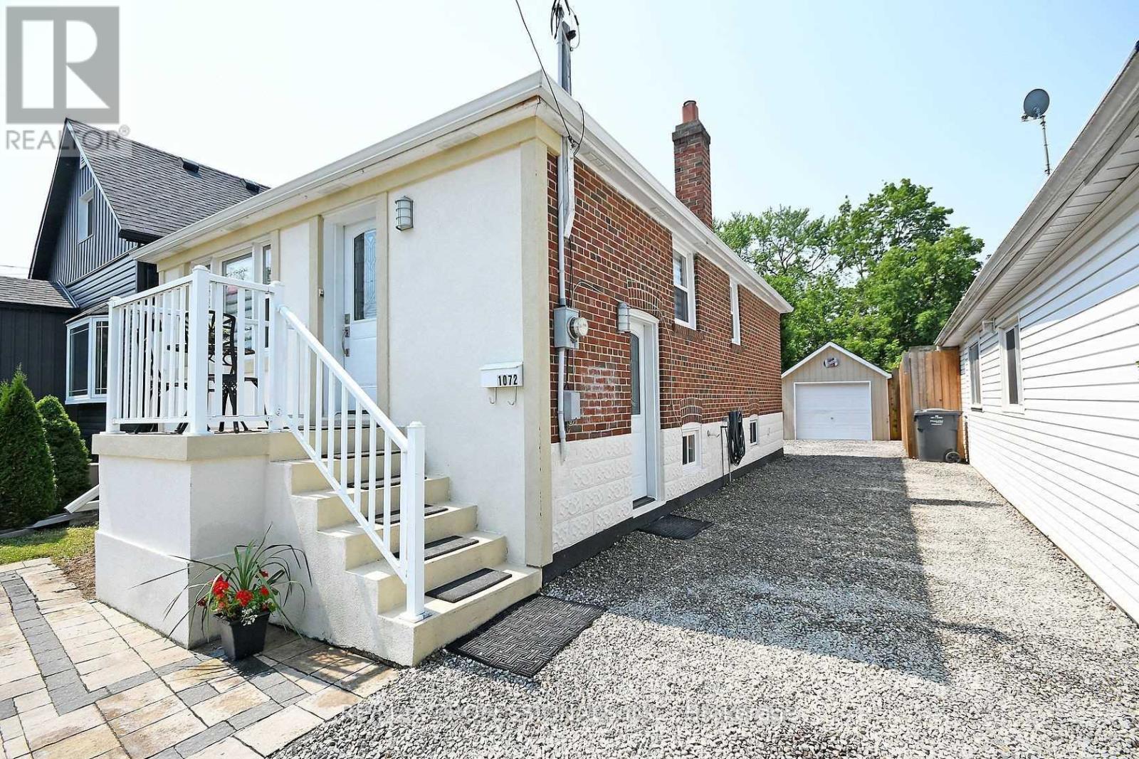 MLS® listing #29287396 for sale located at UPPER - 1072 ALEXANDRA AVENUE