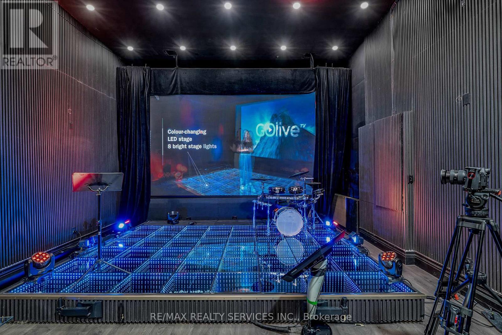 MLS® listing #29309119 for sale located at 30 - 6780 DEVAND DRIVE