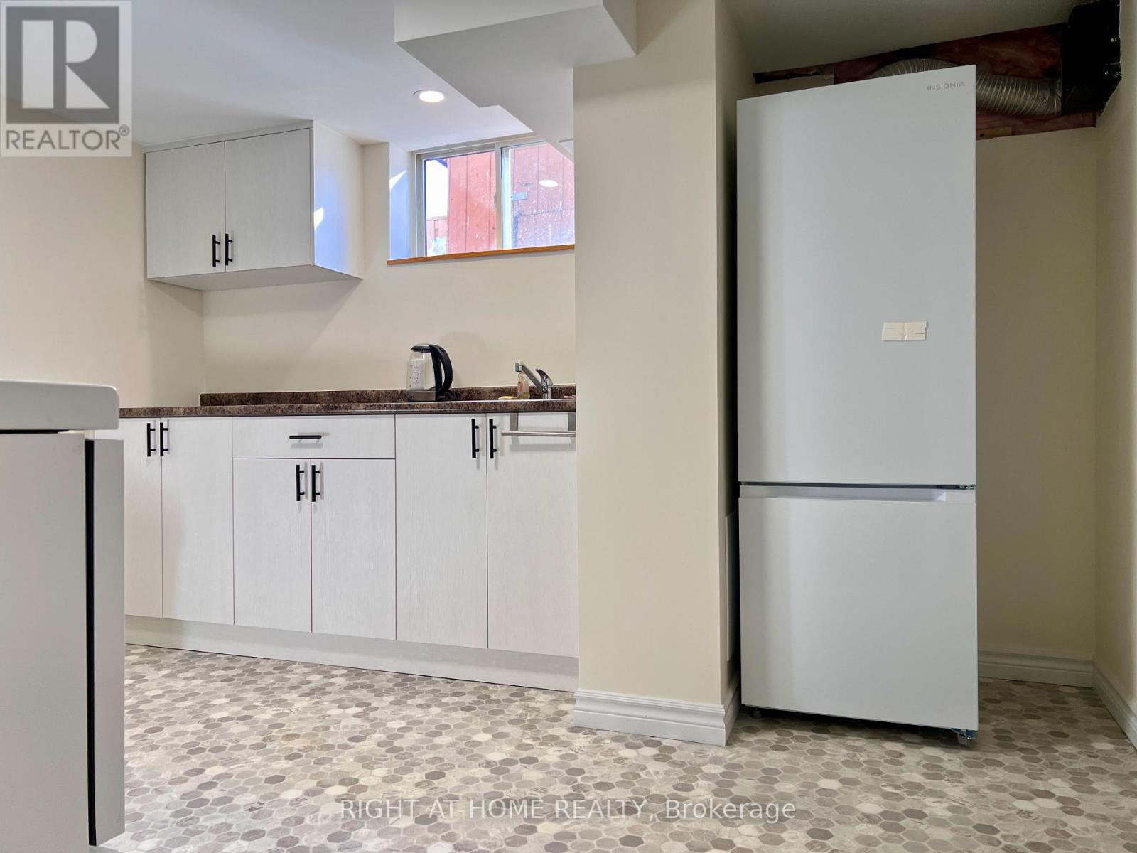 MLS® listing #29316824 for sale located at 2 THORNCROFT CRESCENT