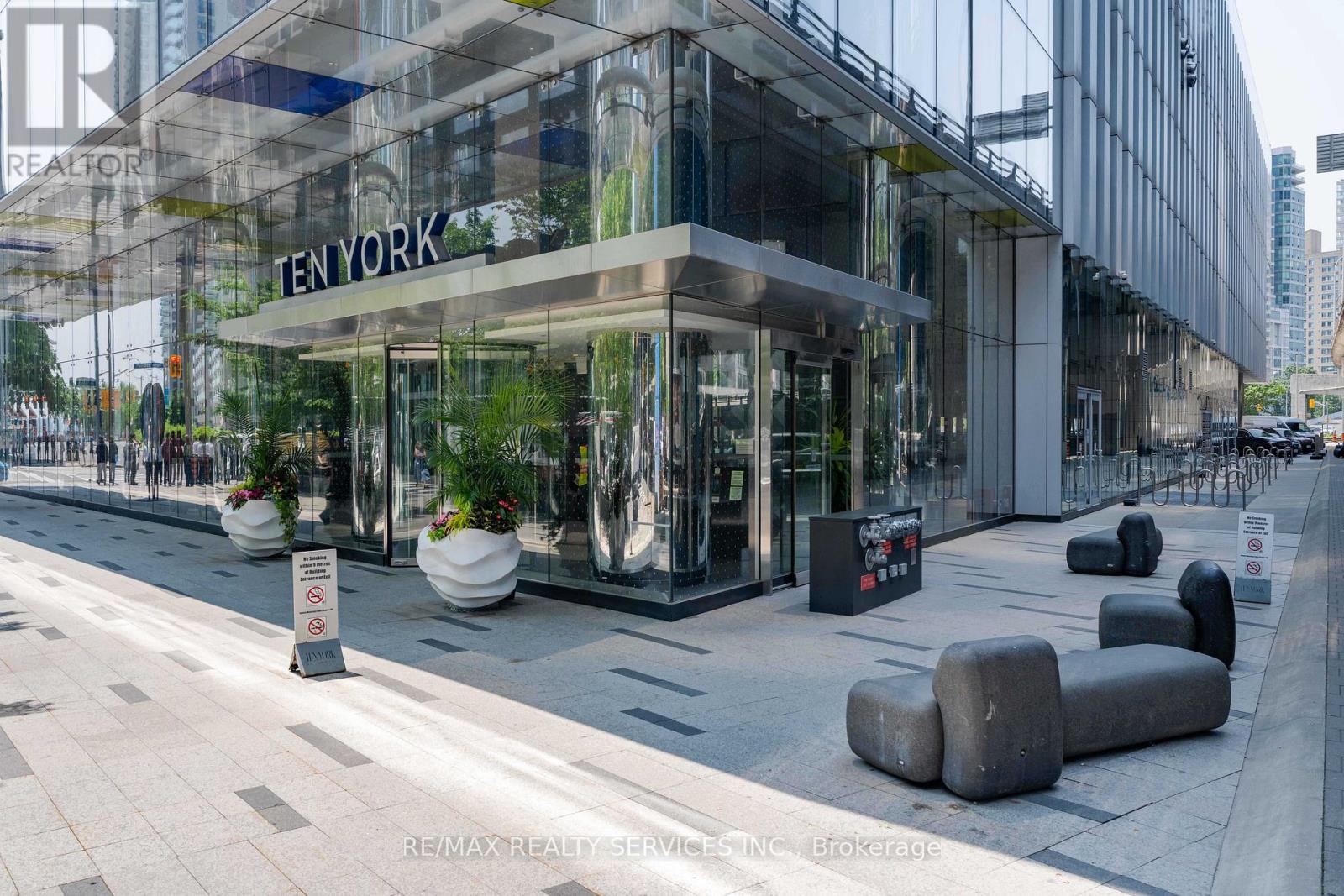 MLS® listing #29316974 for sale located at 4303 - 10 YORK STREET