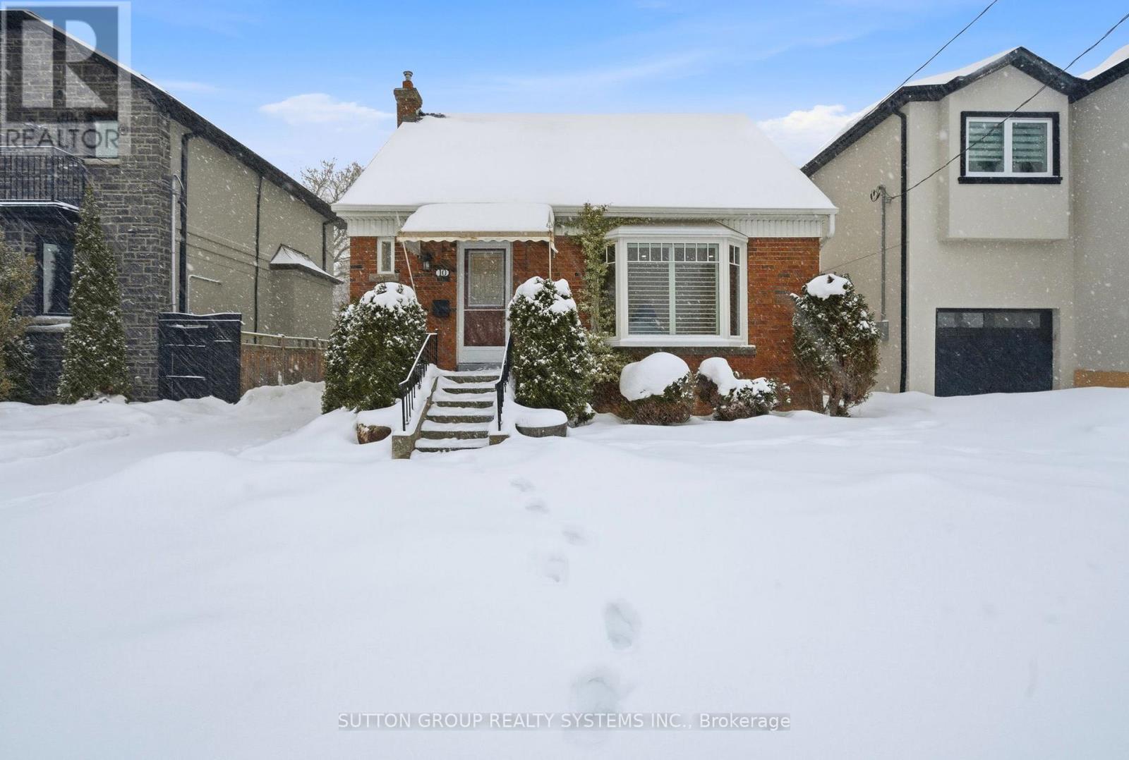 MLS® listing #29322089 for sale located at 10 WILLOWHURST CRESCENT