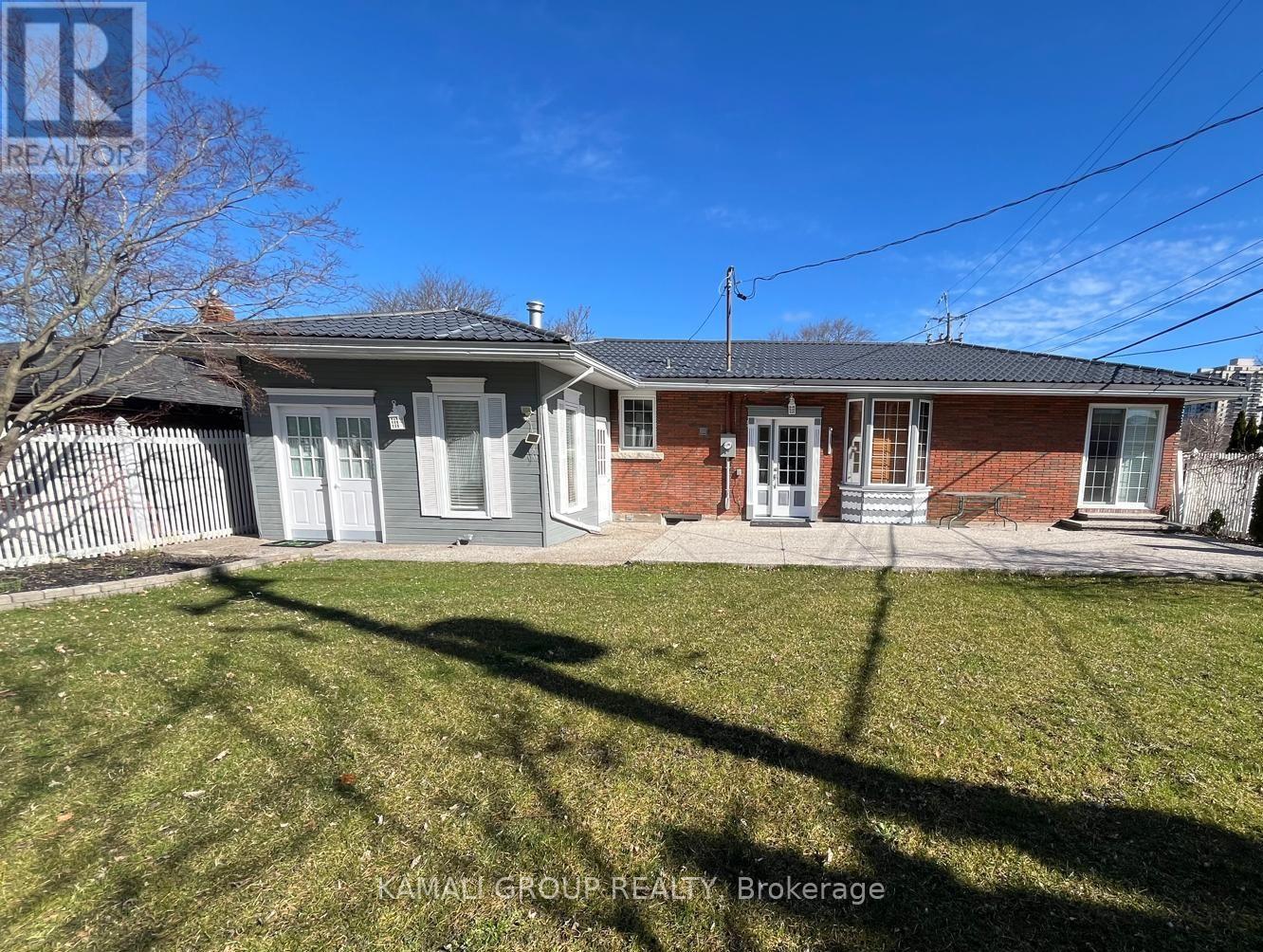 MLS® listing #29334445 for sale located at 3 - 36 OAKRIDGE AVENUE