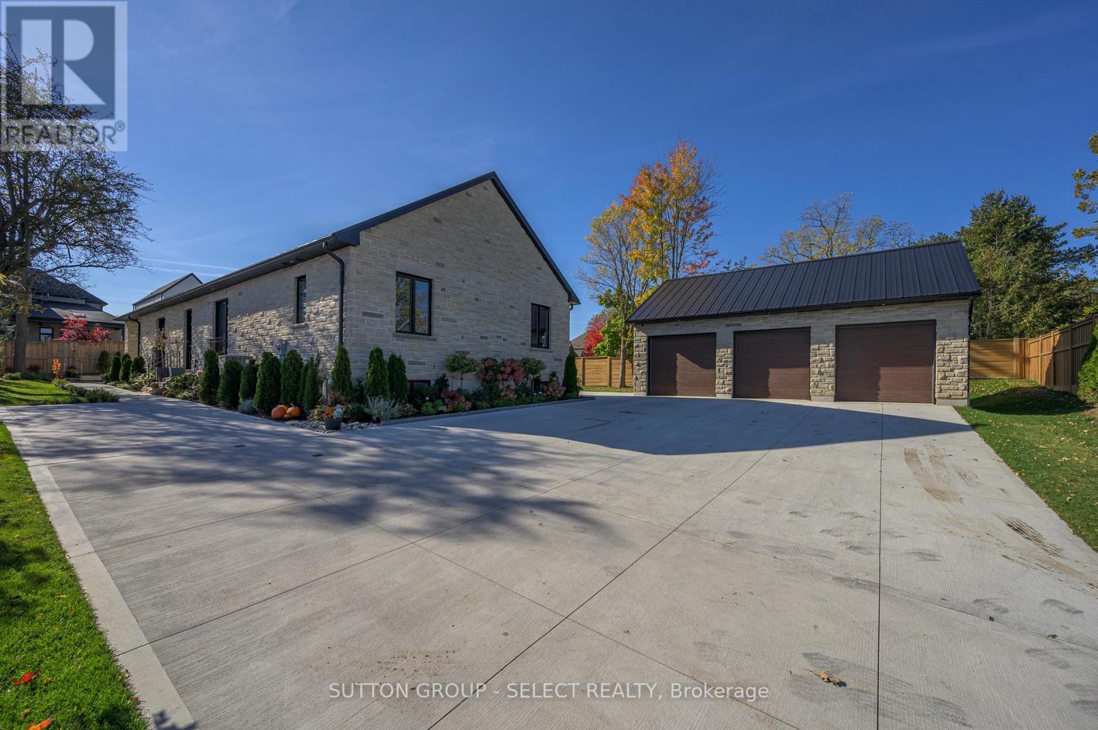 MLS® listing #29346161 for sale located at 185 COMMISSIONERS ROAD E