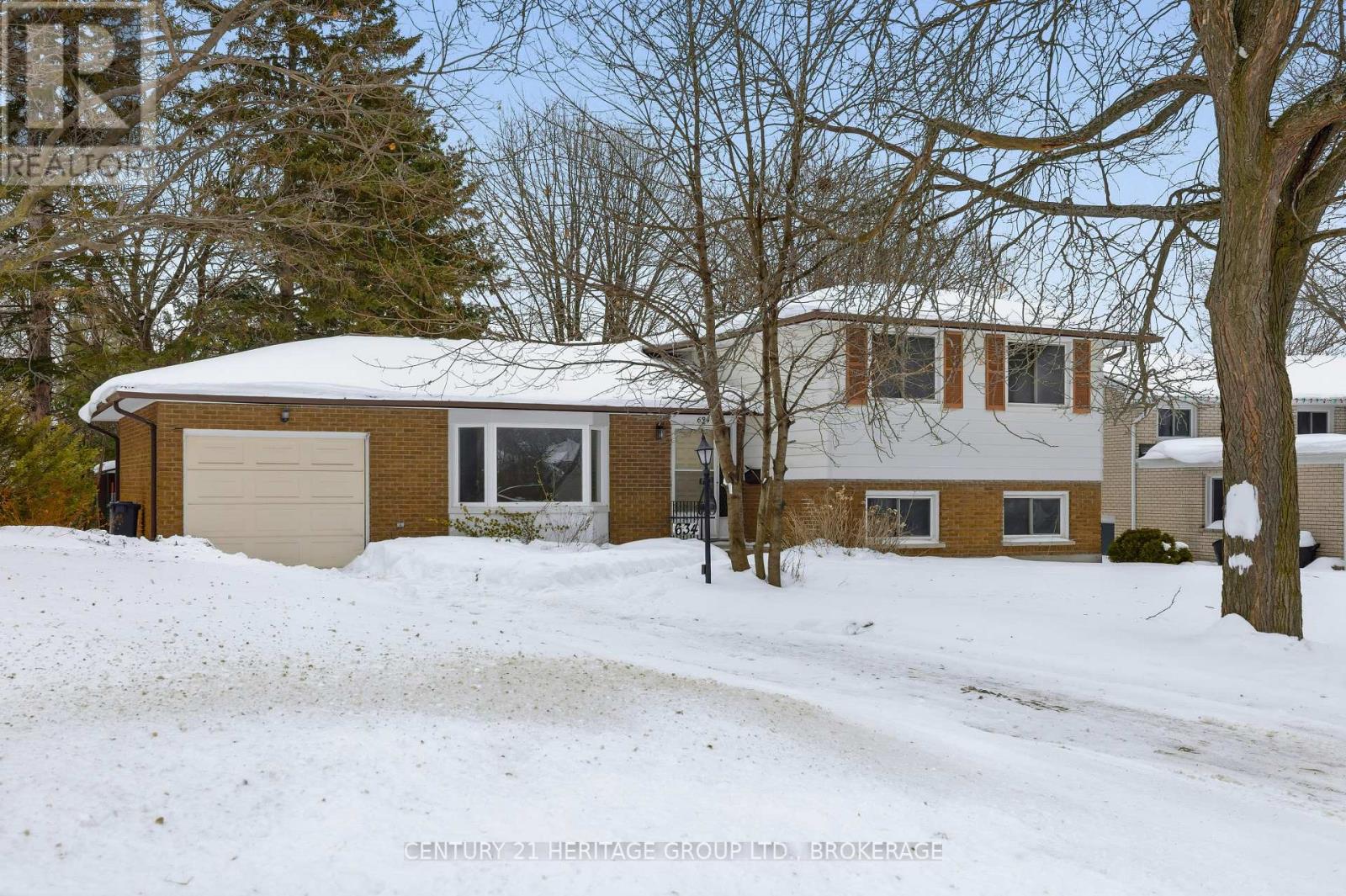 MLS® listing #29353539 for sale located at 634 FLEET STREET