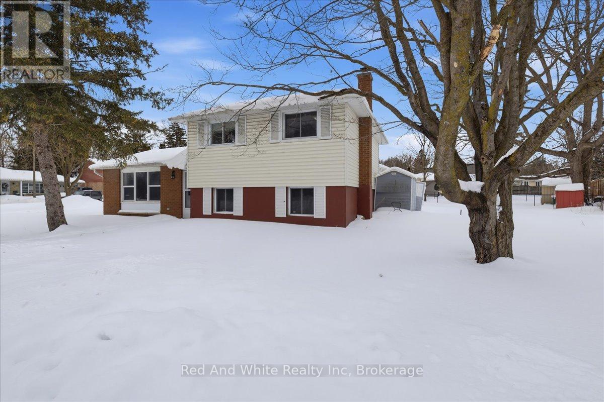 MLS® listing #29361787 for sale located at 400 MIDWOOD CRESCENT