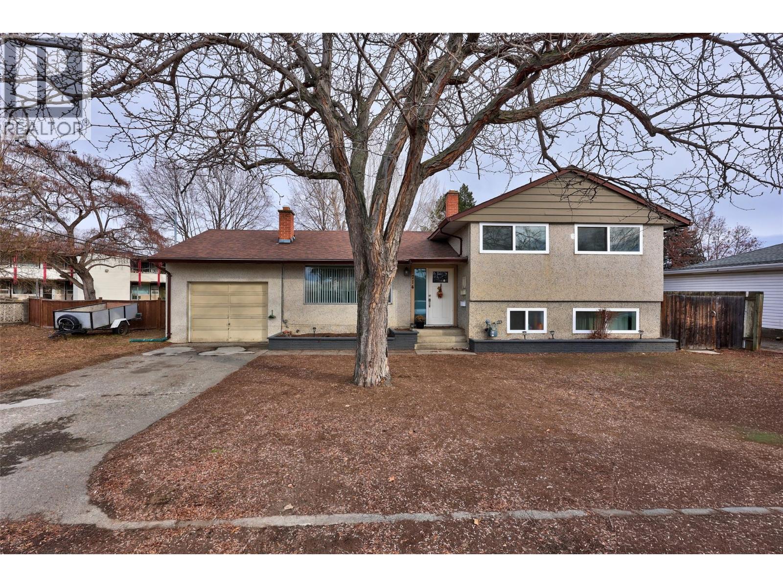 MLS® listing #29373822 for sale located at 714 9TH Street