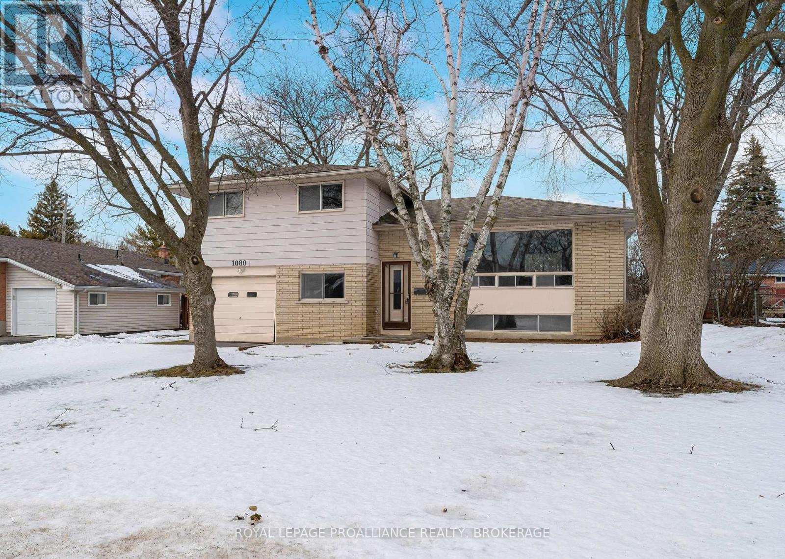 MLS® listing #29392380 for sale located at 1080 HUDSON DRIVE