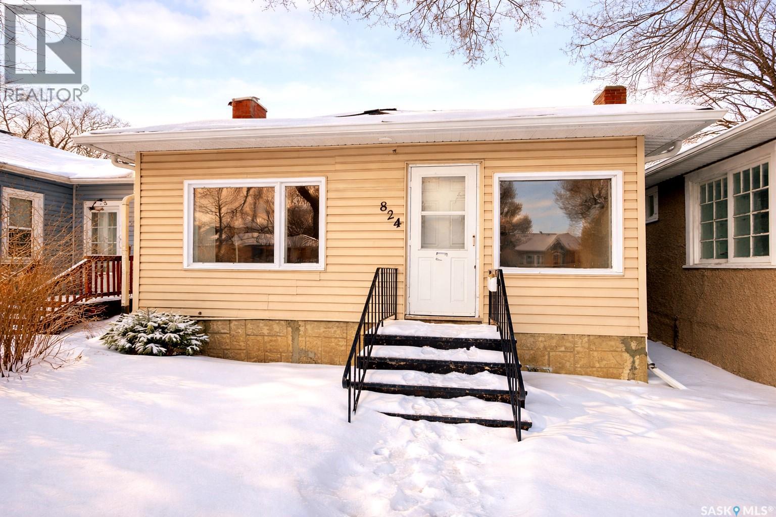MLS® listing #29396471 for sale located at 824 COLLEGE AVENUE