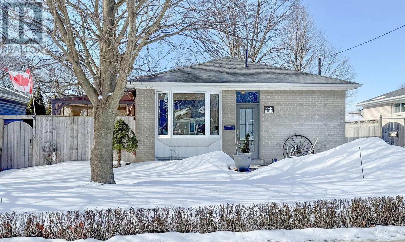 MLS® listing #29402177 for sale located at 928 CENTRE STREET N