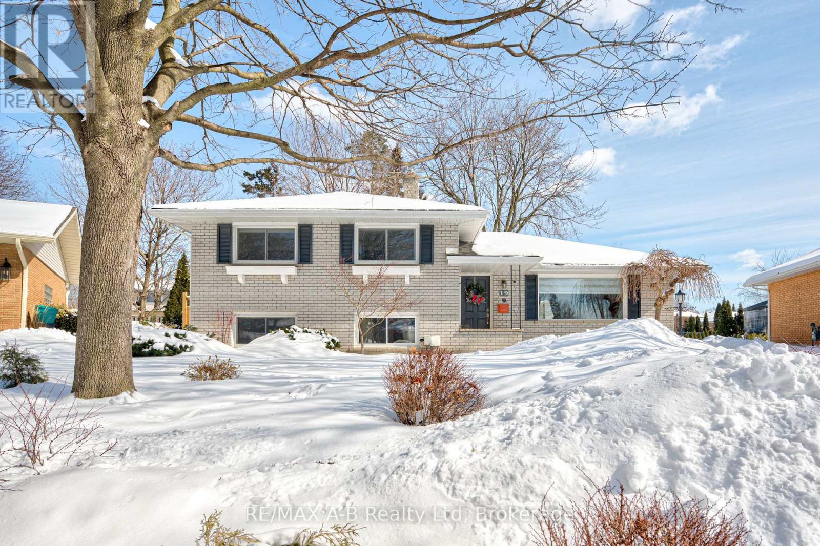 MLS® listing #29407548 for sale located at 19 LINTON PLACE