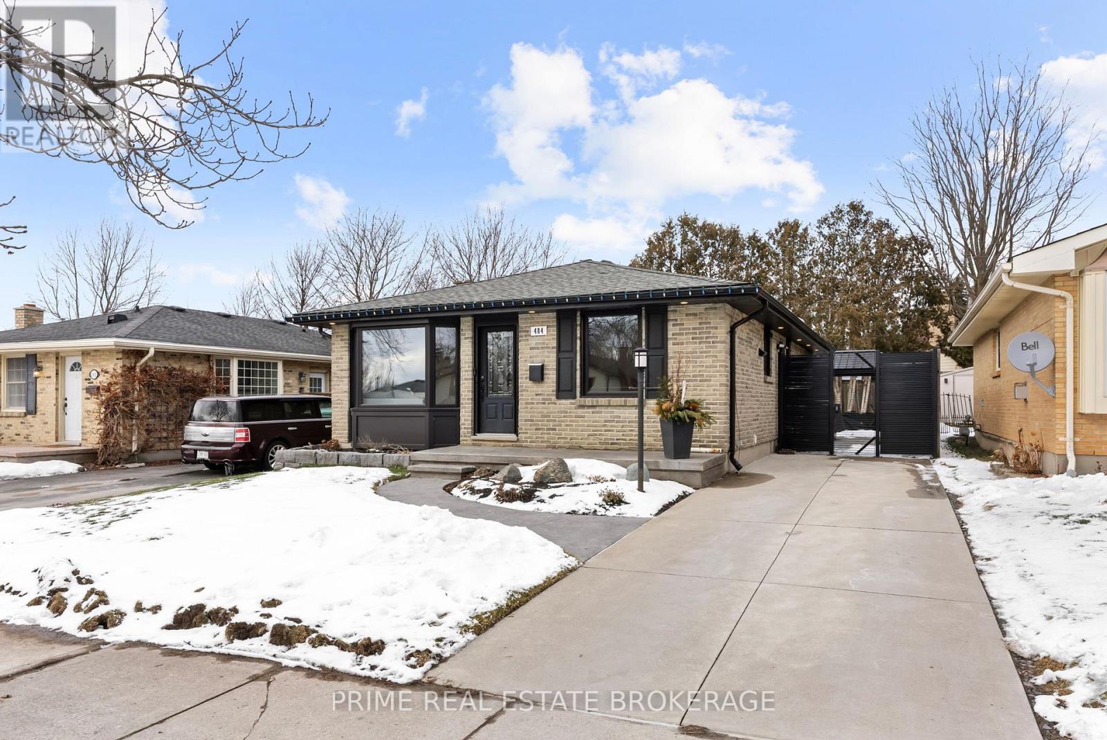 MLS® listing #29415303 for sale located at 484 FERNDALE AVENUE