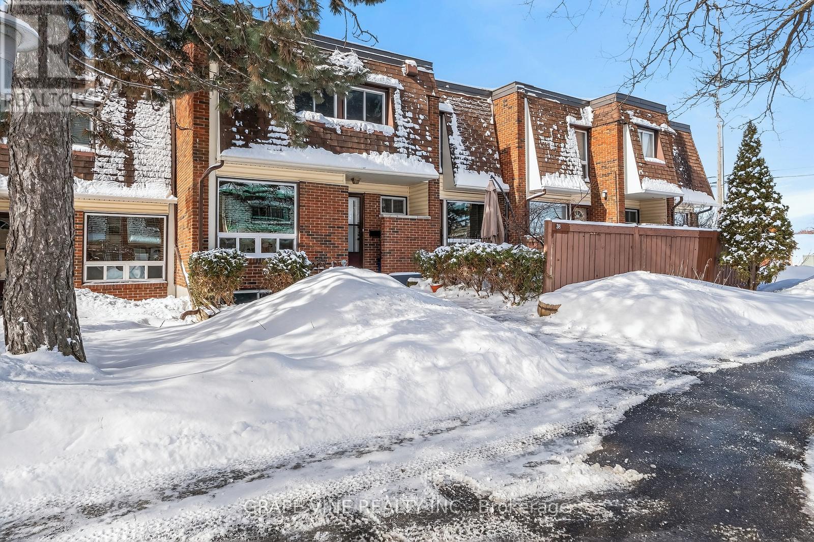 MLS® listing #29419641 for sale located at 38 - 2939 FAIRLEA CRESCENT