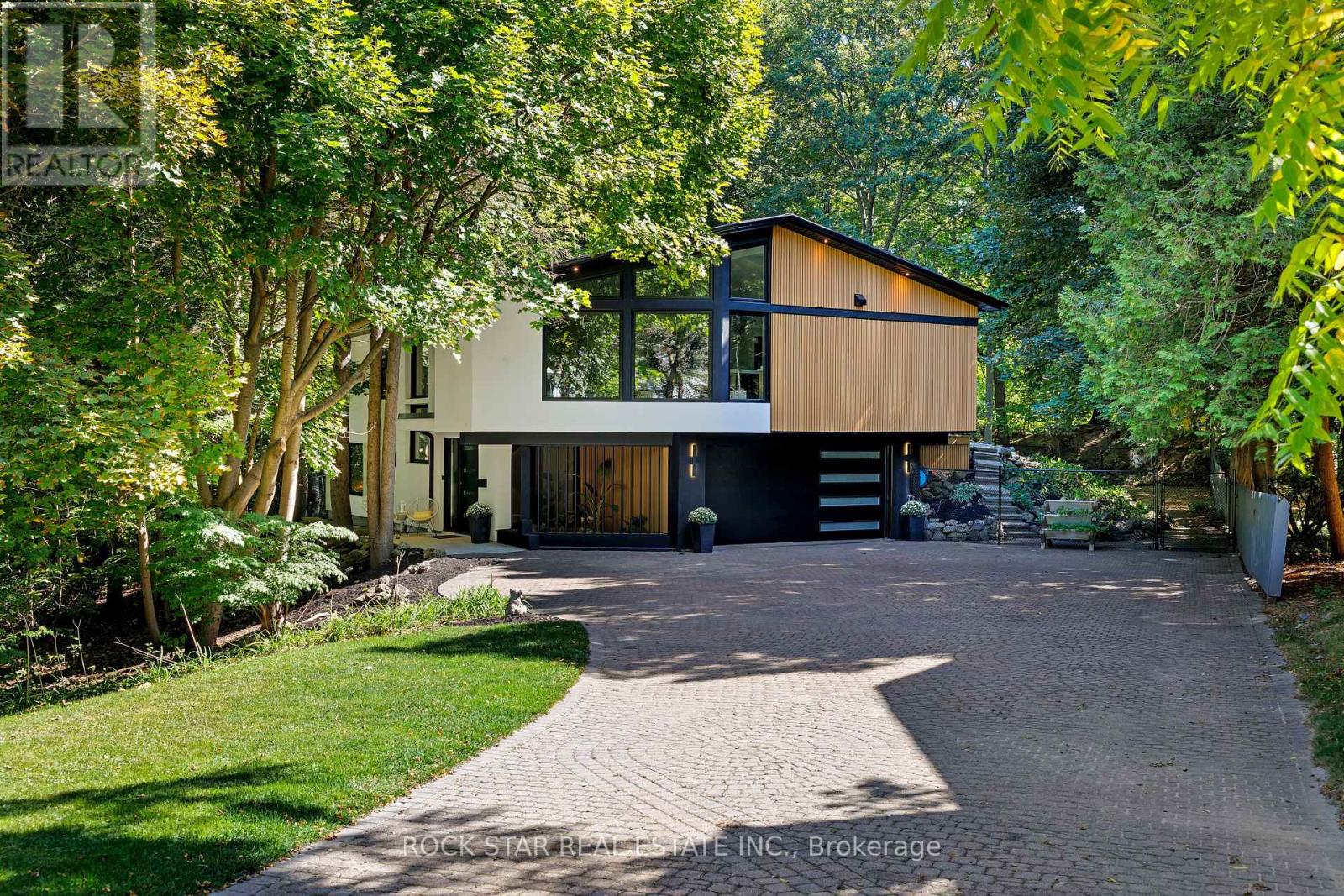 MLS® listing #29430337 for sale located at 1113 GREENOAKS DRIVE