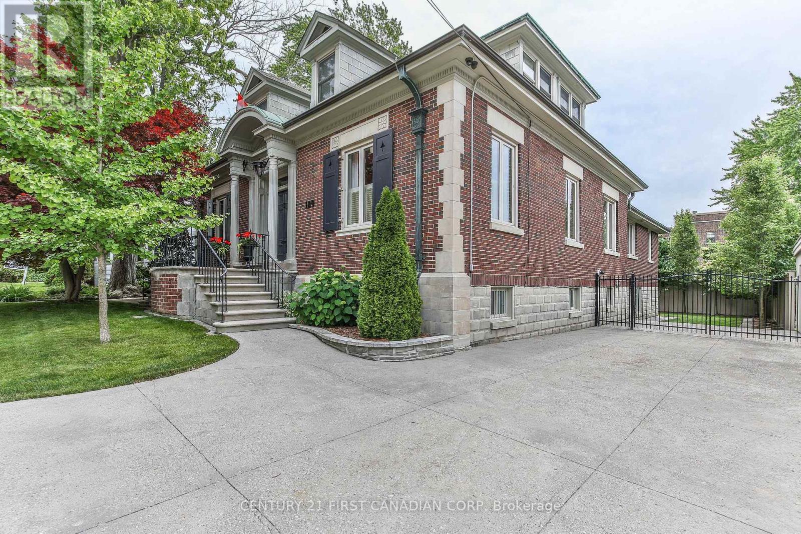 MLS® listing #29430887 for sale located at 189 COLLEGE AVENUE