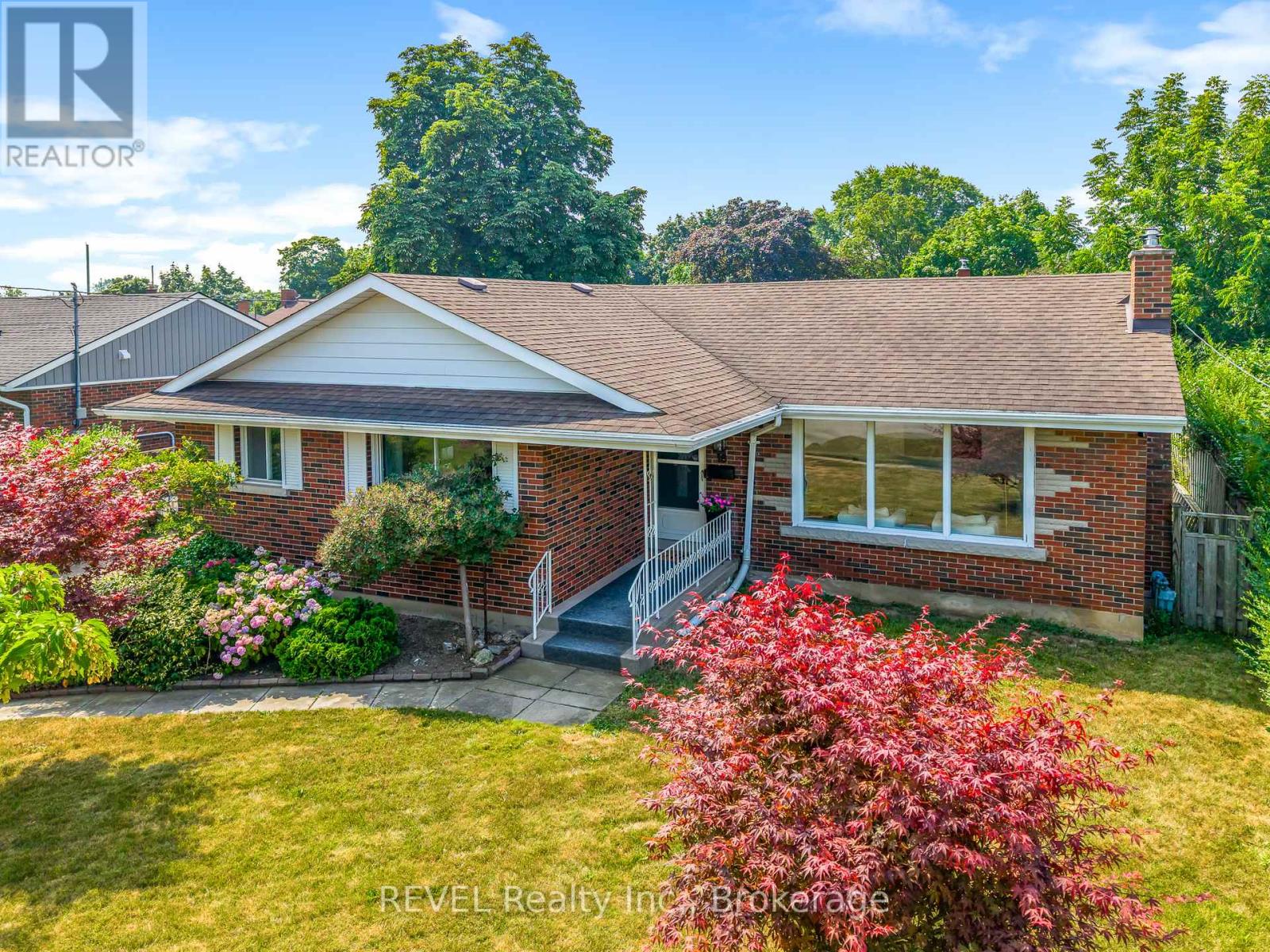 MLS® listing #29436570 for sale located at 18 BROADMORE AVENUE