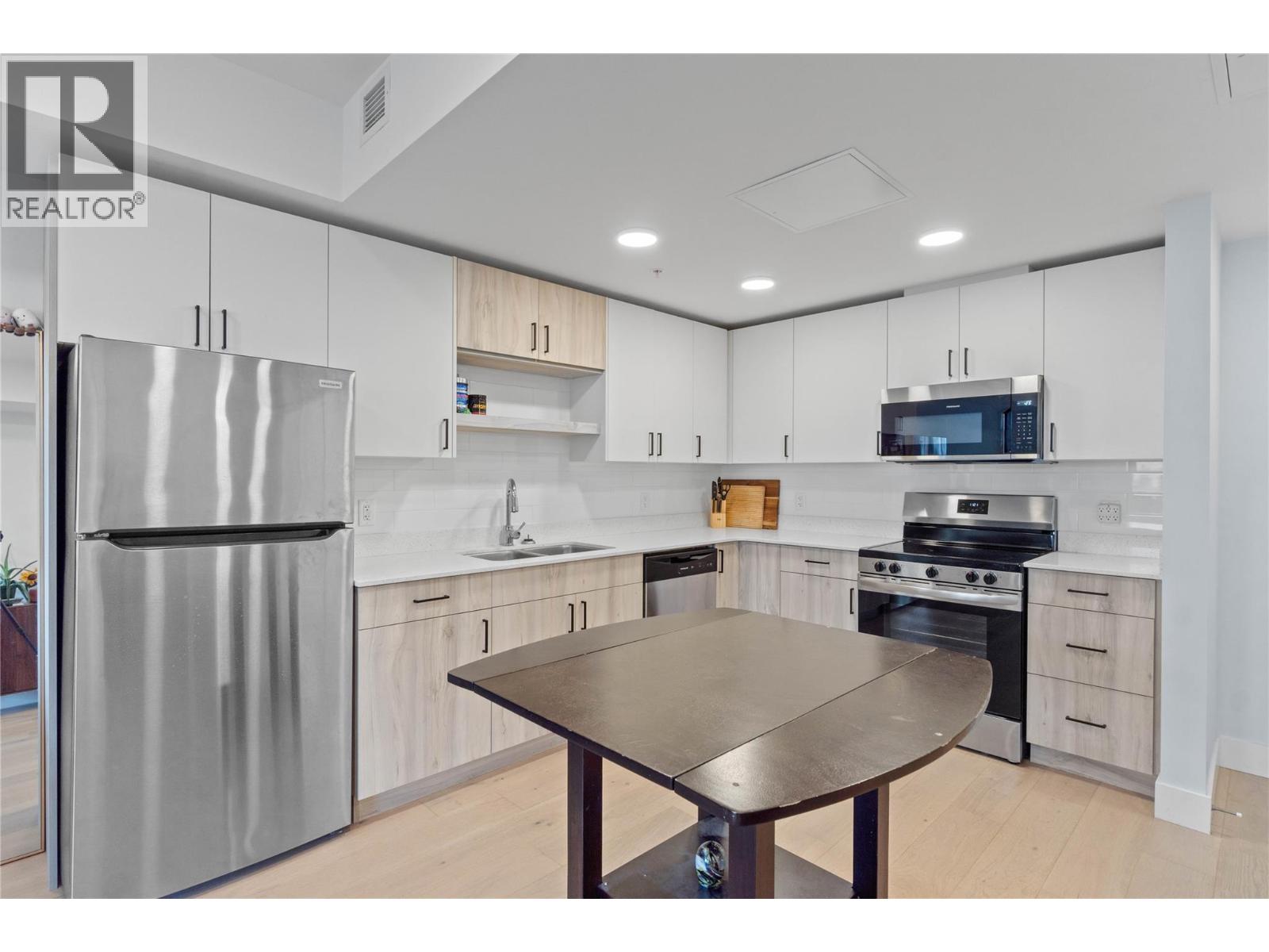 MLS® listing #29448510 for sale located at 215 Royal Avenue Unit# 307