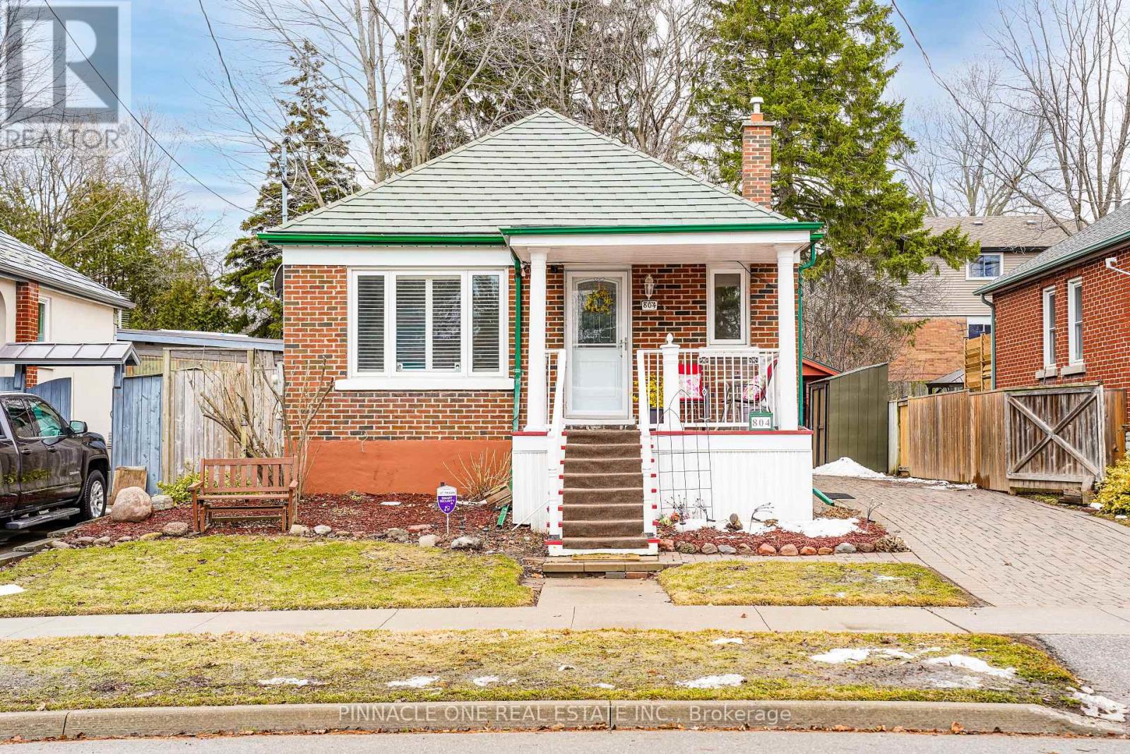 MLS® listing #29484083 for sale located at 804 BYRON STREET S